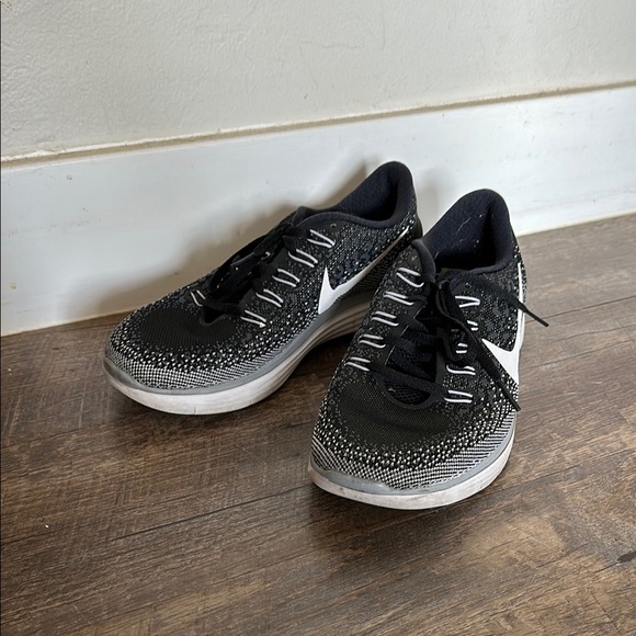 Nike Shoes - Women’s Nike Free RN Distance